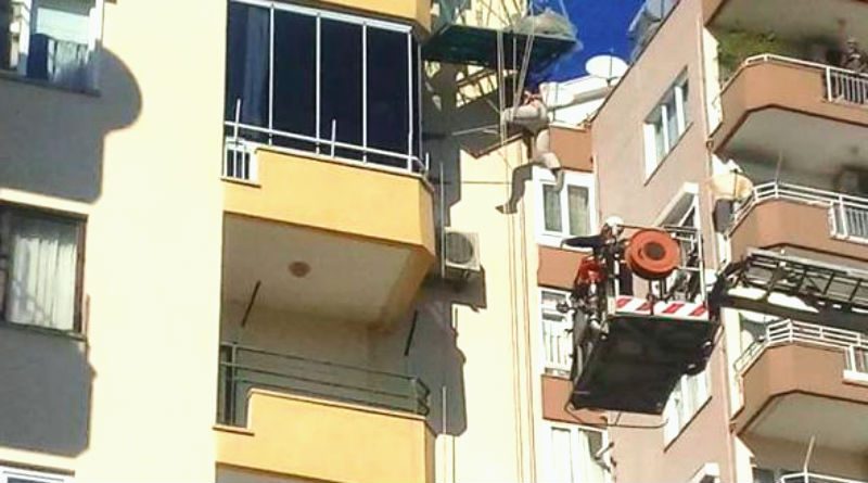 İNŞAAT ASANSÖRÜ BOZULDU, BOYACILAR İSKELEDE ASILI KALDI