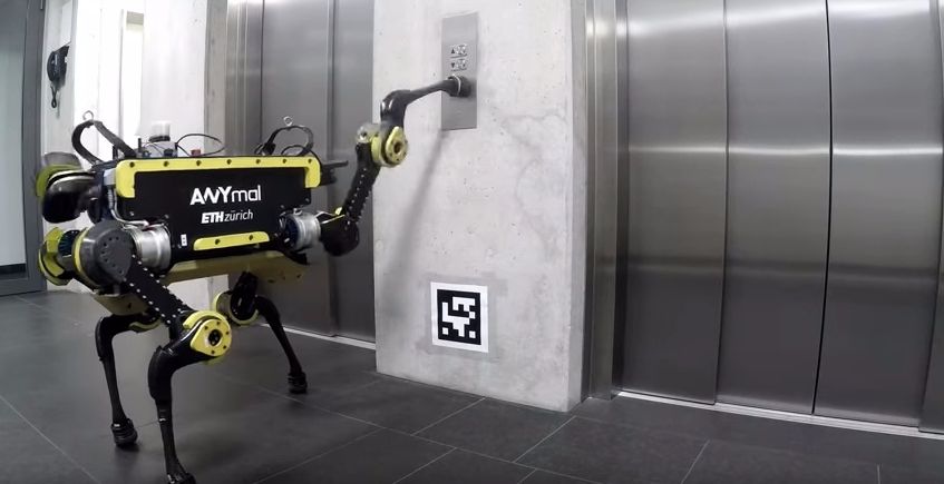 ASANSÖRE BİNEN ROBOT YAPILDI