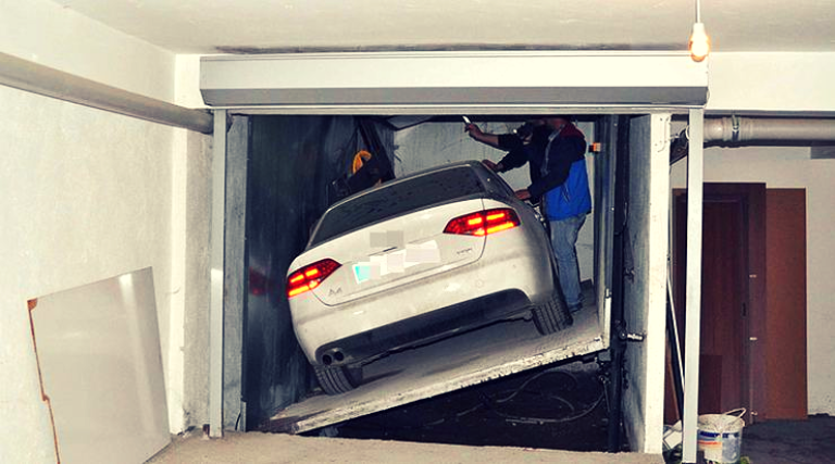 Araç asansöründe kalan arabasını 3 sene sonra çıkardı